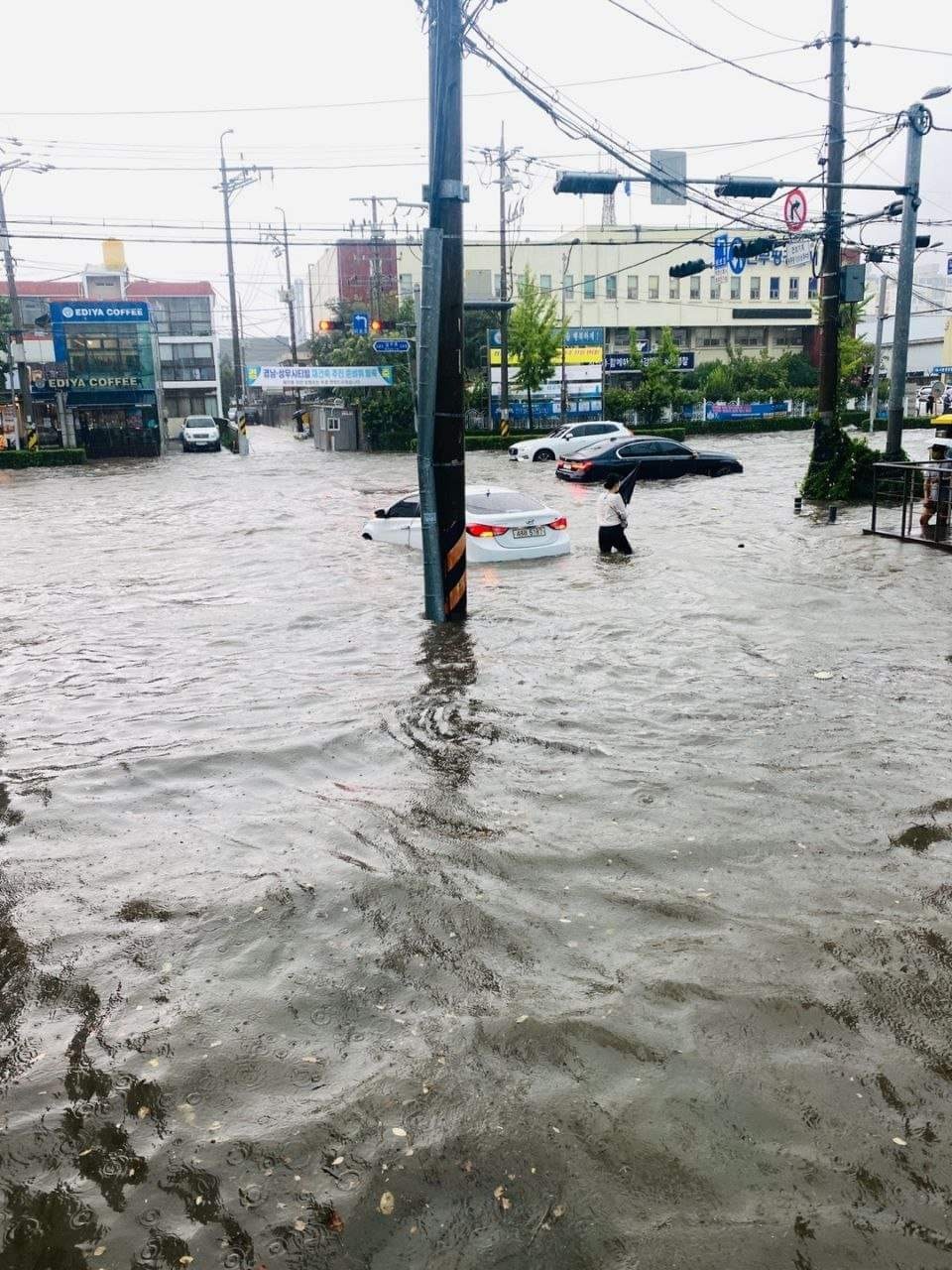 8일 낮 12시20분께 인천 일부 지역에 시간당 약 80㎜의 비가 쏟아지면서 부평경찰서 앞 부평대로와 길주로가 물에 잠겼다. (사진=이복수 기자)
