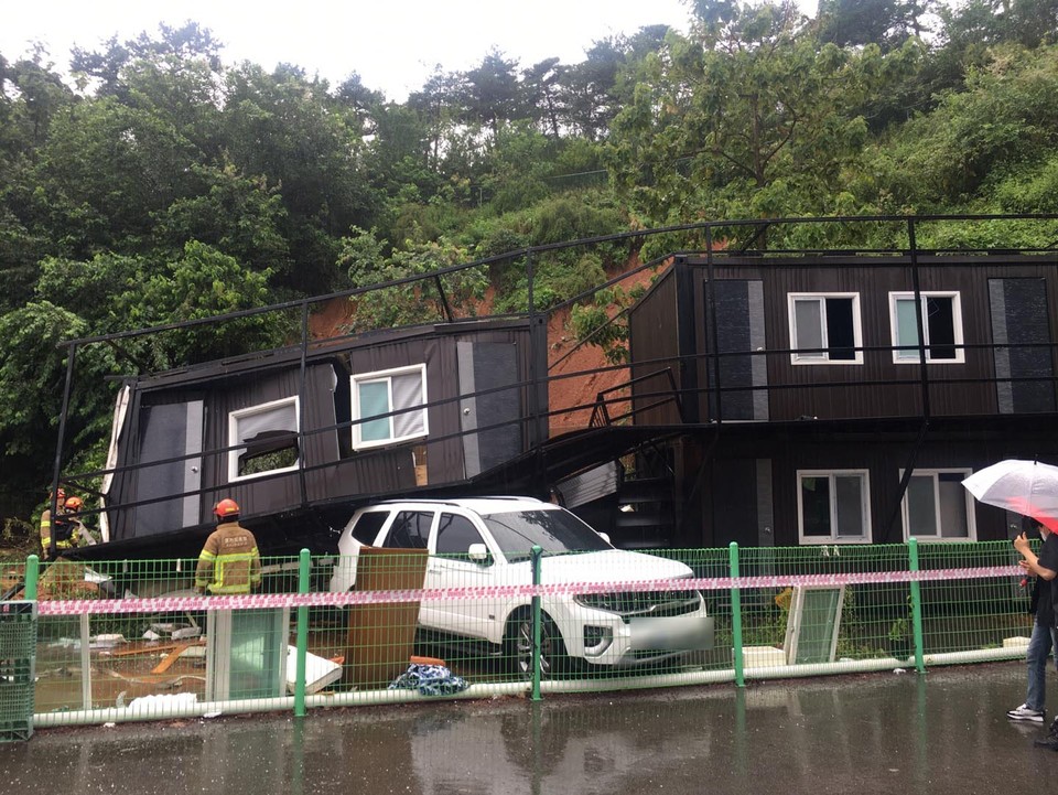 9일 오전 4시27분께 화성 정남면 산사태로 컨테이너가 매몰되는 사고도 발생했다. 이 사고로 컨테이너 안에 있던 40대 남성이 사망했다. (사진제공=경기도소방재난본부)