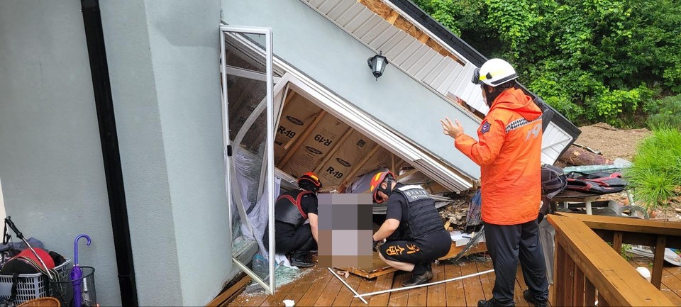 9일 오전 4시32분께 양평군 단월면 삼가리의 한 단독주택에 매몰됐던 70대 노인 A씨가 무사히 구조됐다. (사진제공=경기도소방재난본부)