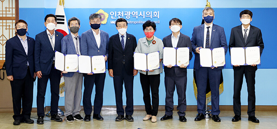 인천시의회는 9일 의장접견실에서 허식 의장을 비롯해 이봉락 제1부의장, 변주영 의회사무처장 등이 참석한 가운데 ‘인천시의회 입법·법률고문에 대한 위촉장 수여식’을 개최했다. (사진제공=인천시의회)