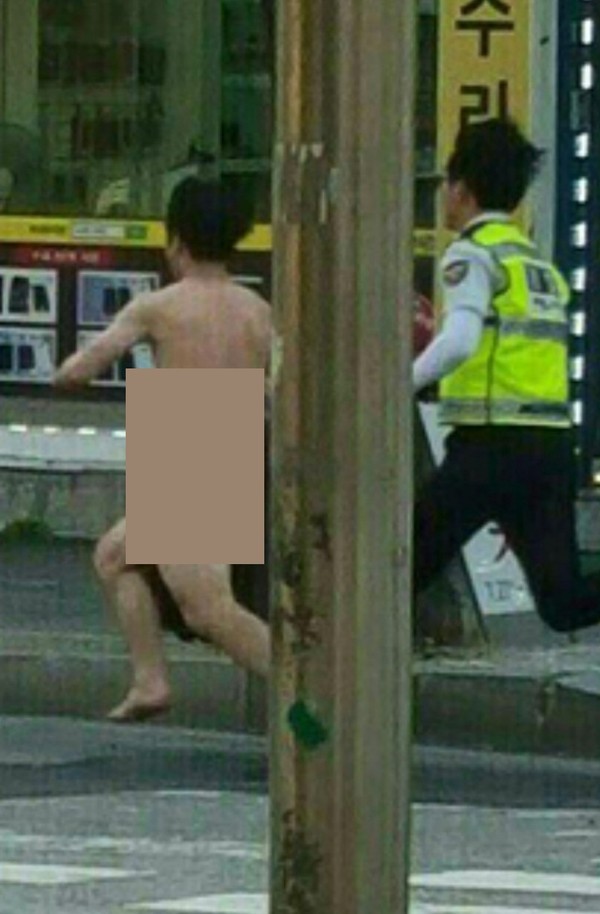 벌거벗은 남성이 안산시내 거리에서 빗물에 몸을 씻는 등 곳곳을 활보하다가 신고를 받고 출동한 경찰에 검거됐다. (사진=인터넷 커뮤니티 및 SNS)