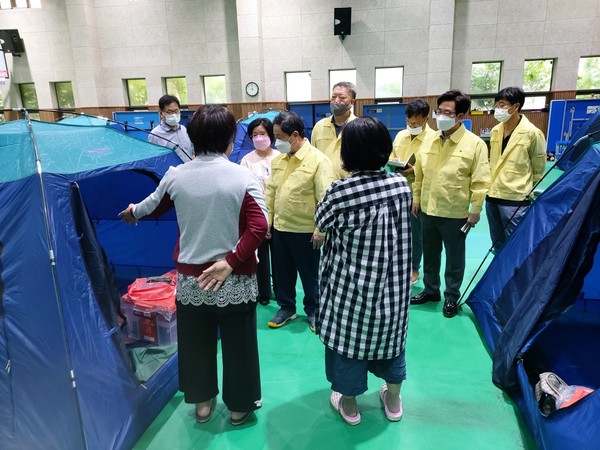 주광덕 남양주시장은 지난 8일 저녁 폭우로 인한 호우경보 및 홍수주의보가 발효됨에 따라 시청 재난안전상황실을 찾아 신속하고 철저한 대응을 주문했다. (사진제공=남양주시청)