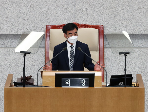 제11대 경기도의회 전반기 의장으로 더불어민주당 4선 도의원인 염종현 의원(부천1)이 당선됐다. (사진제공=경기도의회)