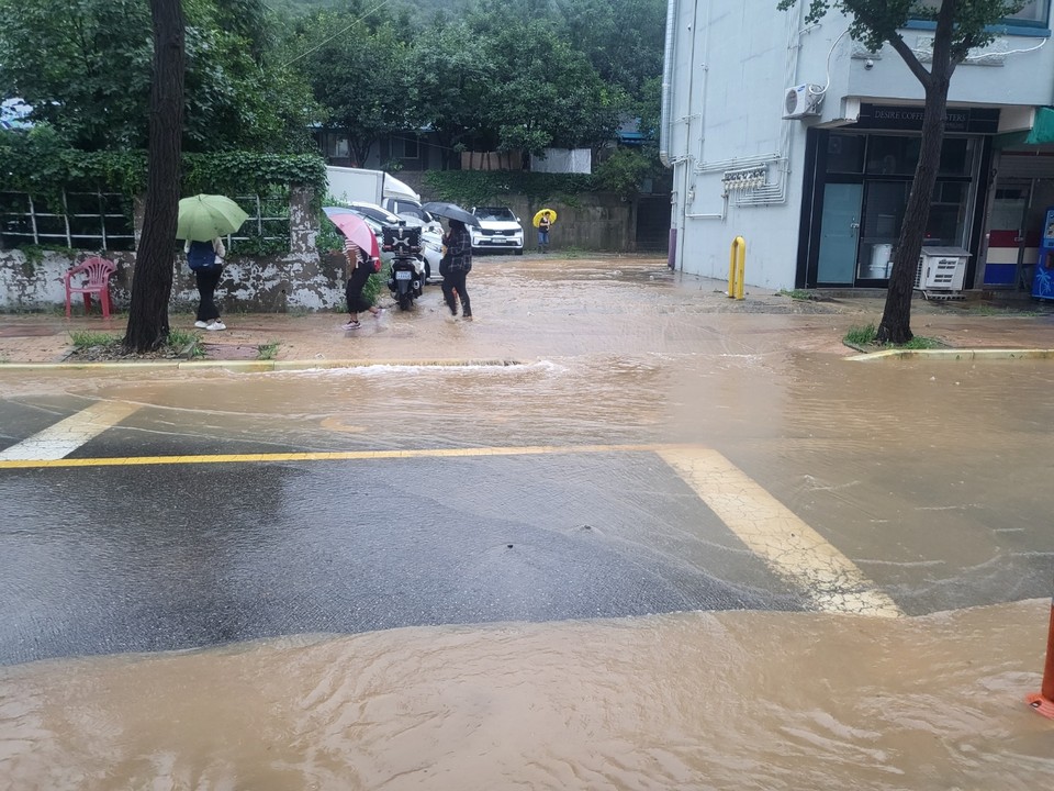 9일 오후 5시께 인천시 계양구 계산2동 앞 도로가 침수돼 시민들이 큰 불편을 겪고 있다. 도로 침수는 계양산 자락으로 옛 예비군훈련장으로 사용하던 한쪽 옹벽이 무너지면서 발생했다. (사진=이복수 기자)