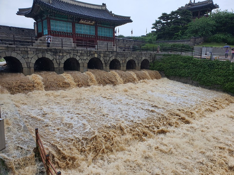9일 오후 5시께 화홍문 밑 빗물이 누런 황톳물로 변해 흐르고 있다. (사진=권영복 기자)