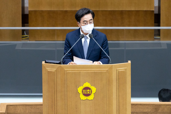 10일 김동연 경기도지사가 경기도의회 본회의장에서 열린 제362회 임시회 제2차 본회의에 참석해 간부공무원 소개 및 도정 업무보고, 2022년도 제1회 추경예산안 제안설명을 하고 있다. (사진제공=경기도청)