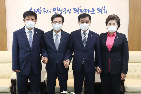 염종현 경기도의회 의장 등 제11대 전반기 신임의장단은 공식 임기가 시작된 10일 김동연 경기도지사와 임태희 경기도교육감을 잇따라 접견하고 강력한 ‘협치 의지’를 다졌다. (사진제공=경기도의회)