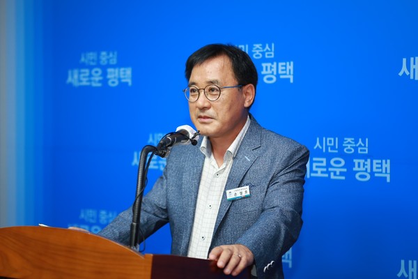 손정호 기획항만경제실장이 10일 평택시청 브리핑실에서 열린 언론브리핑에서 평택사랑카드 소비지원금 지급계획을 발표하고 있다. (사진제공=평택시청)