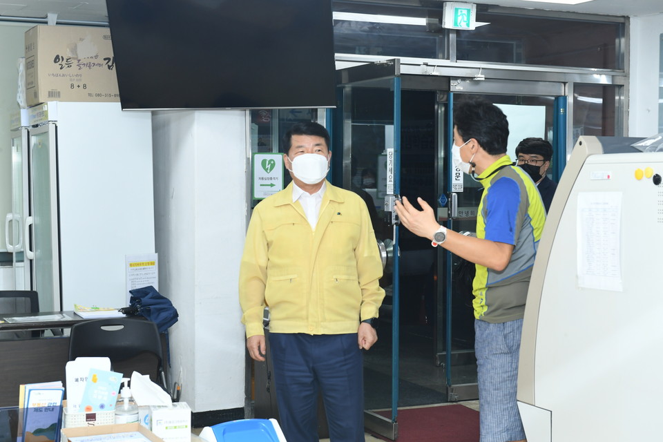 백경현 구리시장이 연일 계속되는 집중호우에 시민 피해가 없도록 최선을 다해줄 것을 공직자들에게 당부했다. 사진은 수택1동과 수택2동 행정복지센터 방문 모습. (사진제공=구리시청)