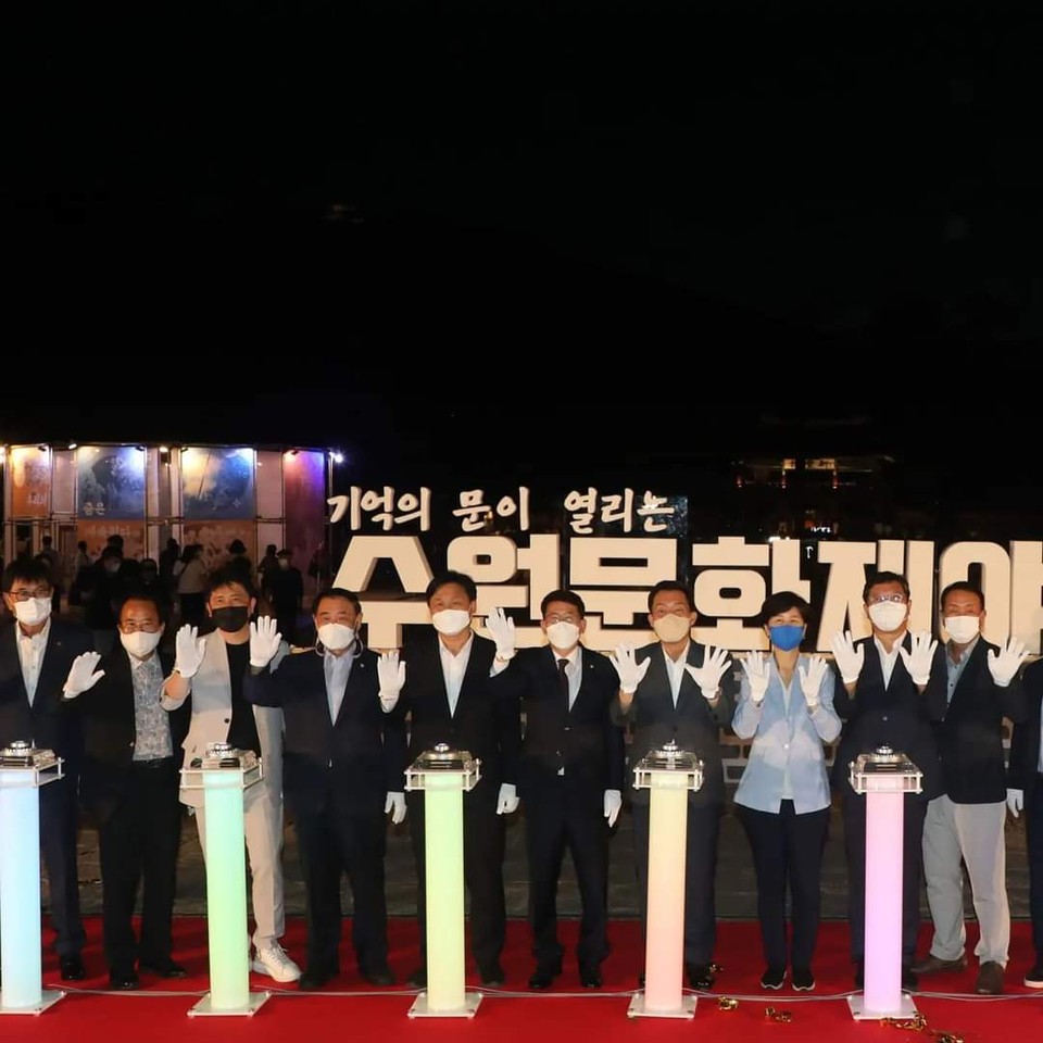 김기정 수원특례시의장이 자신의 페이스북을 통해 “요즘같이 더운 날엔 선선한 야경이 제일”이라며 12일 밤 화성행궁 광장에서 열린 ‘2022 수원문화재 야행(夜行)’ 점등식 소식을 알렸다. (사진=김기정 수원특례시의장 페이스북)