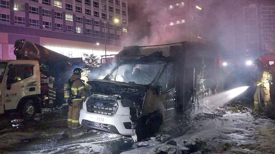 남양주시 다산동의 한 야외주차장에서 사람이 없는 상태로 주차 중이던 캠핑카에서 불이 나 출동한 소방관들에 의해 약 30분 만에 꺼졌다. (사진제공=남양주소방서)