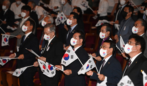 유정복 인천광역시장이 15일 인천문화예술회관에서 열린 ‘제77주년 광복절 경축식’에서 참석자들과 광복절 노래를 제창하고 있다. (사진제공=인천시청)