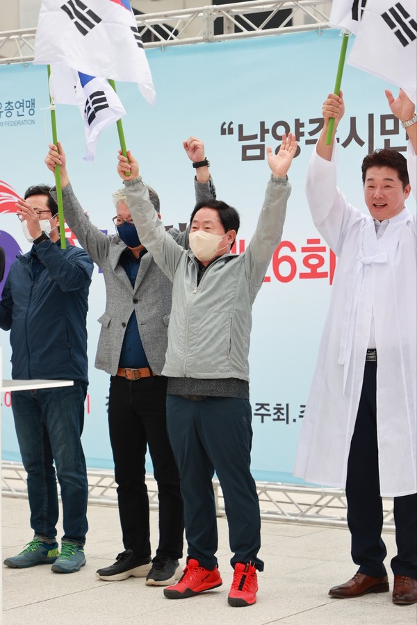 한국자유총연맹 남양주시지회는 15일 제77주년 광복절을 기념하며 '제26회 평화 통일 기원 시민 걷기 대회'를 진행했다. (사진제공=남양주시청)