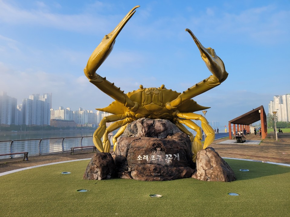 인천 소래포구 꽃게 조형물. (사진=남용우 선임기자)