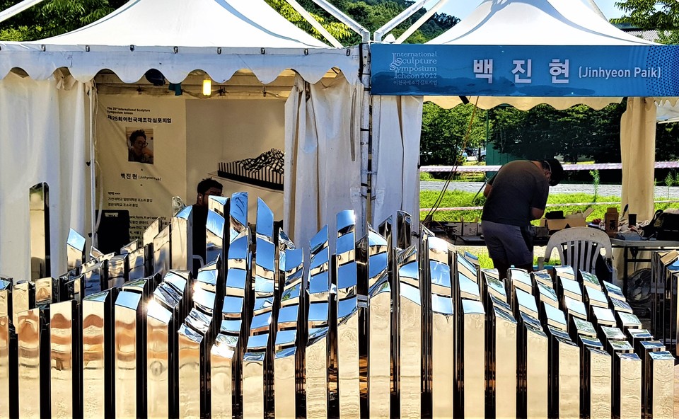제25회 ‘이천국제조각심포지엄’에 참가한 조각가들이 연일 이어지고 있는 무더위와 장마 속에서도 막바지 구슬땀을 흘리며 작품에 박차를 가하고 있다. (사진=송석원 기자)