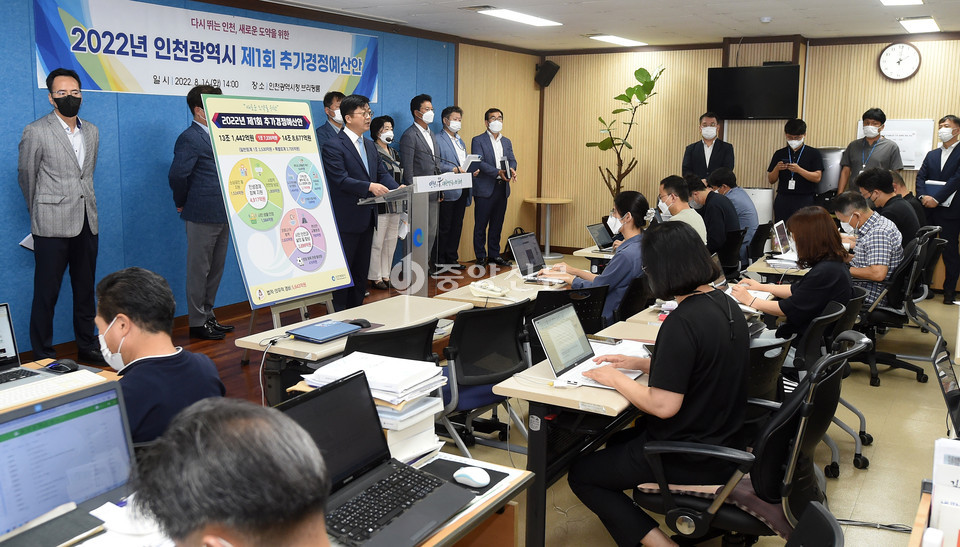 안영규 행정부시장이 16일 시청 브리핑룸에서 열린 '2022년 인천광역시 제1회 추가경정예산안 설명회'에서 편성안에 대한 설명을 하고 있다. (사진제공=인천시청)