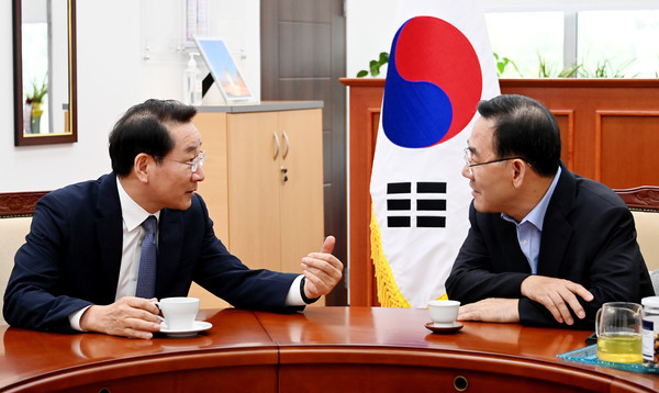 유정복 인천광역시장이 17일 서울 여의도 국회에서 주호영 국민의힘 비대위원장에게 인천시 건의사항을 전하고 있다. (사진제공=인천시청)