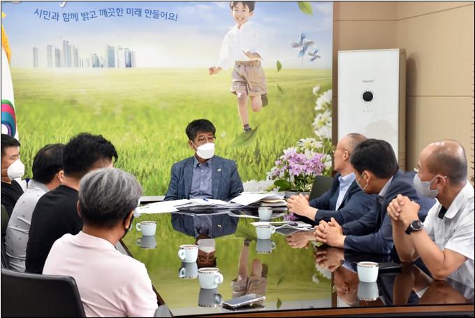 유승영 평택시의회 의장은 18일 시의회를 방문한 김대식 평택항 항운노조 위원장과 조합원 등 7명과 간담회를 갖고 있다. (사진제공=평택시의회)