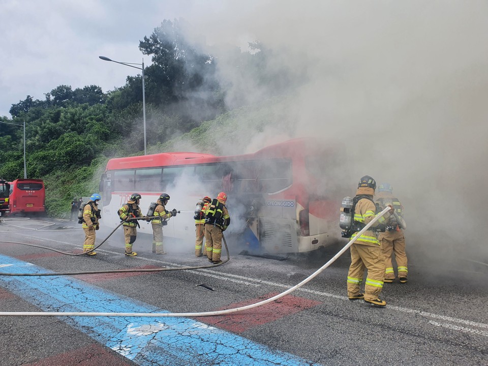 22일 오전 10시57분께 의왕시 왕곡동 과천봉담도시고속화도로에서 봉담 방향으로 달리던 광역버스에서 불이 나 출동한 소방당국에 의해 약 16분 만에 꺼졌다. (사진제공=경기도소방재난본부)