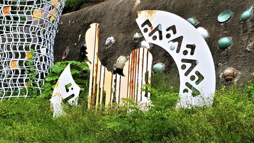 지난 21일 오후 이천시가 지난 2013년 이천 사음동 산 8-7번지와 관고동 산 20-7번지 일원 절개지에 건립한 도자언덕 조형물이 잡초 속에서 관리 부실로 흉물이 돼가고 있다. (사진=송석원 기자)