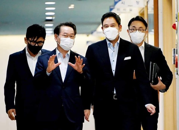 유정복 인천시장이 24일 시청 접견실에서 신세계그룹 정용진 부회장과 청라 돔구장 건립과 관련해 면담을 위해 이동하고 있다. (사진=유정복 인천시장 패이스북)