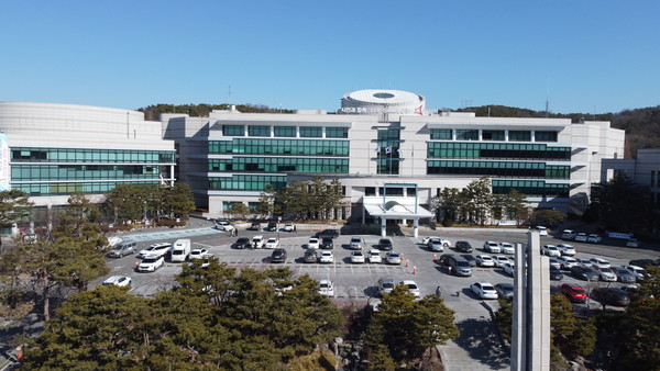 화성시는 24일 ‘수원 세모녀 사망사건 관련 특별대책회의’를 열었다. 사진은 화성시청 전경. (사진=중앙신문DB)