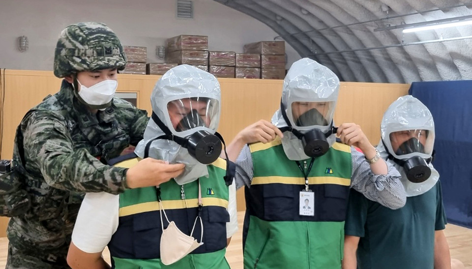 을지연습 기간인 24일 옹진군 연평면 연평리 1대피호에서 연평면사무소 직원들이 연평부대 군인들의 도움을 받아 방독면을 착용하고 있다. (사진제공=옹진군청)