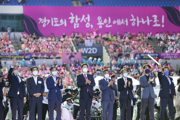 이상일 용인특례시장 등 내빈들이 대회 개회식을 관람하고 있다. (사진제공=용인시청)