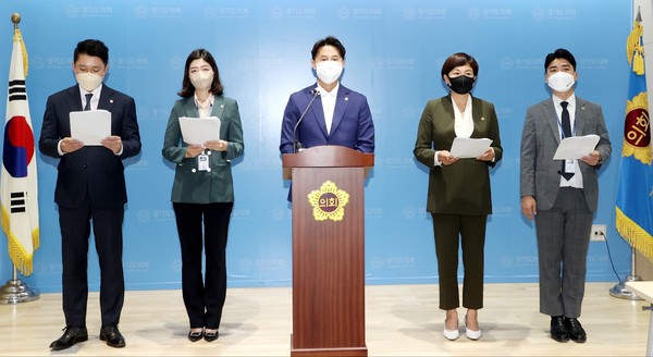 경기도의회 교섭단체 더불어민주당 대변인단은 30일 정례브리핑을 통해 최근 발생된 수원 세모녀 사건과 보호종료 청년의 비극적인 일이 또다시 되풀이 되지 않도록 복지 사각지대 해소를 위해 최선의 노력을 다하겠다고 밝혔다. (사진제공=경기도의회)