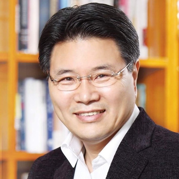 홍문종 친박신당 대표가 1일 서울고법 항소심에서 징역 4년6월의 실형을 선고받고 법정구속됐다. (사진=홍문종 전의원 페이스북)