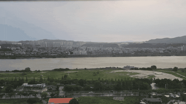 여주시 남한강변에 비가 내리고 있다. 5일 월요일인 오늘 경기·인천지역은 흐리고 제11호 태풍 ‘힌남노’의 영향으로 매우 많은 비가 내리고 바람도 강하겠다. (영상=김광섭 기자)