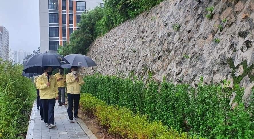 경기도교육청는 제11호 태풍 ‘힌남노’ 북상 대비 각 교육지원청과 학교에 신속한 상황판단과 철저한 안전점검을 당부했다. 임태희 경기도교육감이 도교육청 담당자들과 함께 성남제일초교 옹벽을 둘러보면서 안전을 다시 점검하고 있는 모습. (사진=임태희 경기도교육감 페이스북)