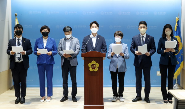 경기도의회 교섭단체 더불어민주당 대변인단은(대표의원 남종섭, 용인3) 6일 브리핑을 통해 윤석열 정부의 2023년 지역화폐 국비지원 예산 전액 삭감에 대해 심각한 유감을 표명했다. (사진제공=경기도의회 민주당)