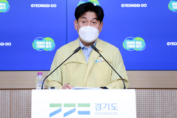 6일 오후 경기도청 브리핑룸에서 류영철 보건건강국장이 코로나19 대응 관련 기자회견을 하고 있다. (사진제공=경기도청)