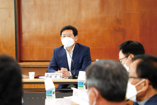 이상일 용인특례시장이 처인구 백암면 주민들과 만나 지역 현안에 대해 이야기 하고 있다. (사진제공=용인시청)