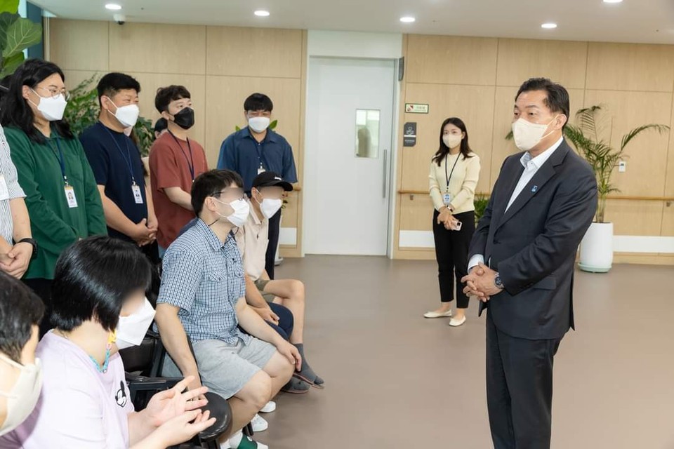 이재준 수원특례시장이 사회복지의 날을 맞아, 기념행사부터 수원시자원봉사센터, 홍재장애인주간보호시설 등 사회복지 현장에서 일하시는 분들을 만나 진솔한 이야기를 나눴다”며 가슴뛰는 수원특례시를 만들겠다고 밝혔다. (사진=이재준 수원특례시장 페이스북)