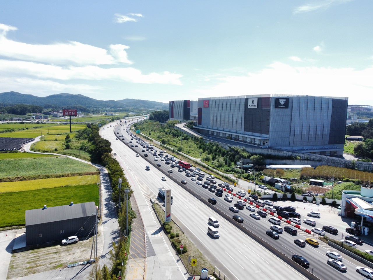 9일 오전 11시13분께 영동고속도로 여주휴게소를 지난 차량들이 중부내륙고속도로 방향으로 진입하기 위해 길게 늘어서 있다. (사진=김광섭 기자)
