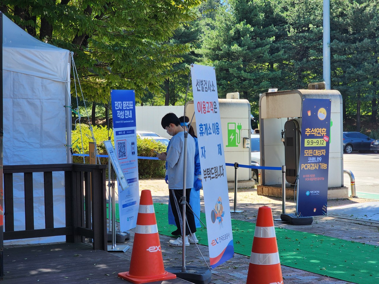 용인휴게소 코로나19 임시선별검사소를 찾은 한 시민이 직원의 설명을 듣고 있다. (사진=민희윤 기자)