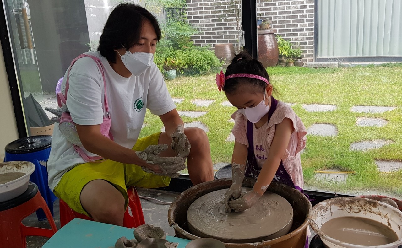 12일 오후 3시 30분께 이천도자예술마을 예스파크에서 열리고 있는 도자기축제장을 방문한 한 어린이가 아빠와 함께 물레체험을 즐기고 있다. (사진=송석원 기자)