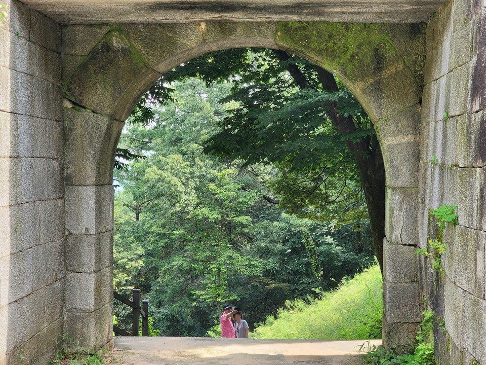 추석연휴 마지막 날인 12일 오전 11시50분께 안성시 죽산면 매산리 죽주산성을 찾은 한 중년부부가 중성동문지 앞에서 인증샷을 남기고 있다. (사진=김종대 기자)