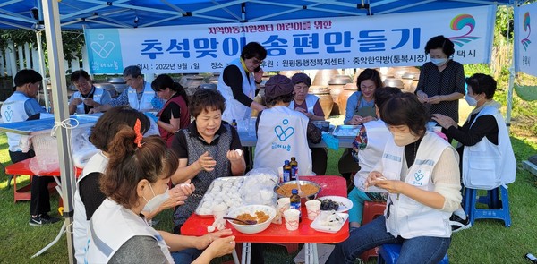 사단법인 더 나눔 실버봉사단에서는 지난 7일 추석 맞이 송편을 만들어 평택지역 아동센타 11개소 350 여명의 아동들에게 전달하여 훈훈함을 주었다. (사진=김종대 기자)