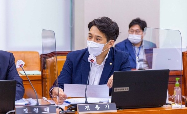 더불어민주당 전용기 의원은 시대전환 조정훈 의원을 겨냥, 민주당의 김건희 여사 특검법 발의를 비판한 것과 관련, “실망스럽다”고 비난했다. (사진=중앙신문DB)