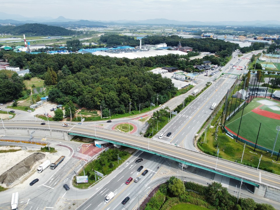 14일 낮 12시께 약 두 달 넘게 이천시 부발읍 하이트진로 이천공장 앞에 세워져 있던 100여 대의 운행중단 대형 트럭들이 최근 추석 연휴가 지나고 싹 사라졌다. (사진=김광섭 기자)