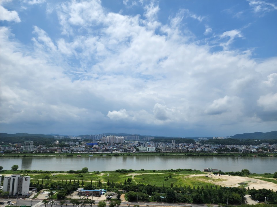 여주시 남한강변 하늘에 구름이 가득하다. 15일 목요일인 오늘 경기·인천지역은 가끔 구름이 많겠고, 바람이 강하게 불겠다. (사진=김광섭 기자)