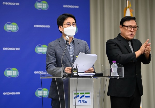 박노극 경기도 교통국장이 15일 경기도청 북부청사에서 기자회견을 하고 ‘경기도 시내버스 안정화 종합대책’을 발표하고 있다. (사진제공=경기도청)