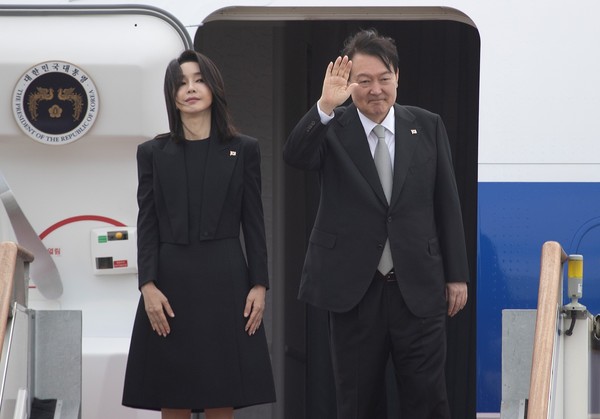 윤석열 대통령은 부인 김건희 여사와 함께 5박 7일간의 일정으로 영국·미국·캐나다 3개국 방문을 위해 18일 오전 현지로 떠났다. (사진제공=대통령실)
