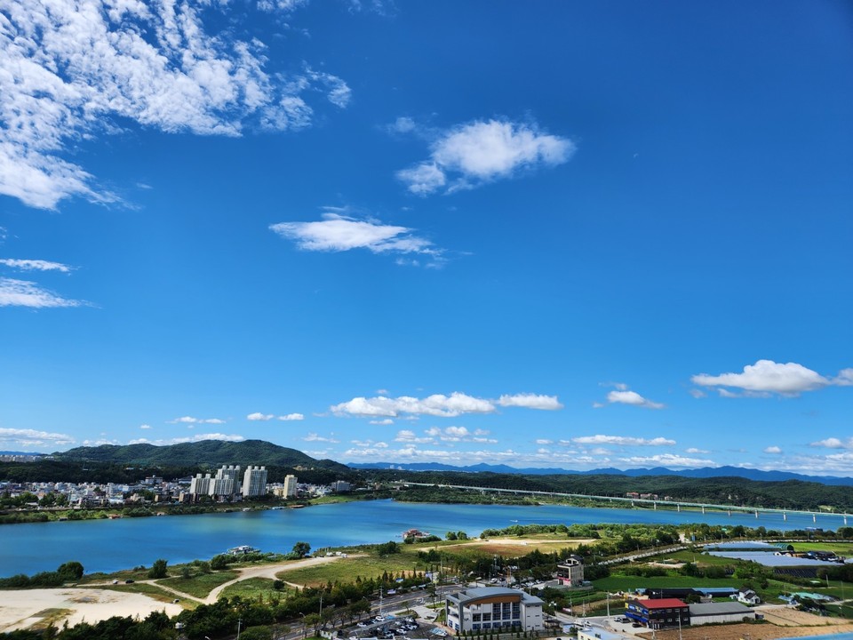 여주시 남한강변 하늘이 맑다. 21일 수요일인 오늘 경기·인천지역은 낮과 밤의 기온차가 크겠고, 대체로 맑겠다. (사진=중앙신문DB)