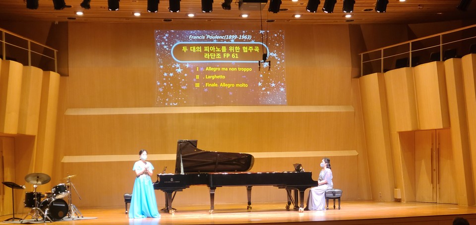 피아니스트 임정아와 김현영이 지난 23일 서울 세종문화회관 체임버홀에서 ‘드럼과 함께하는 피아노 음악여행’ 연주회를 열었다. (사진=김도희 기자)
