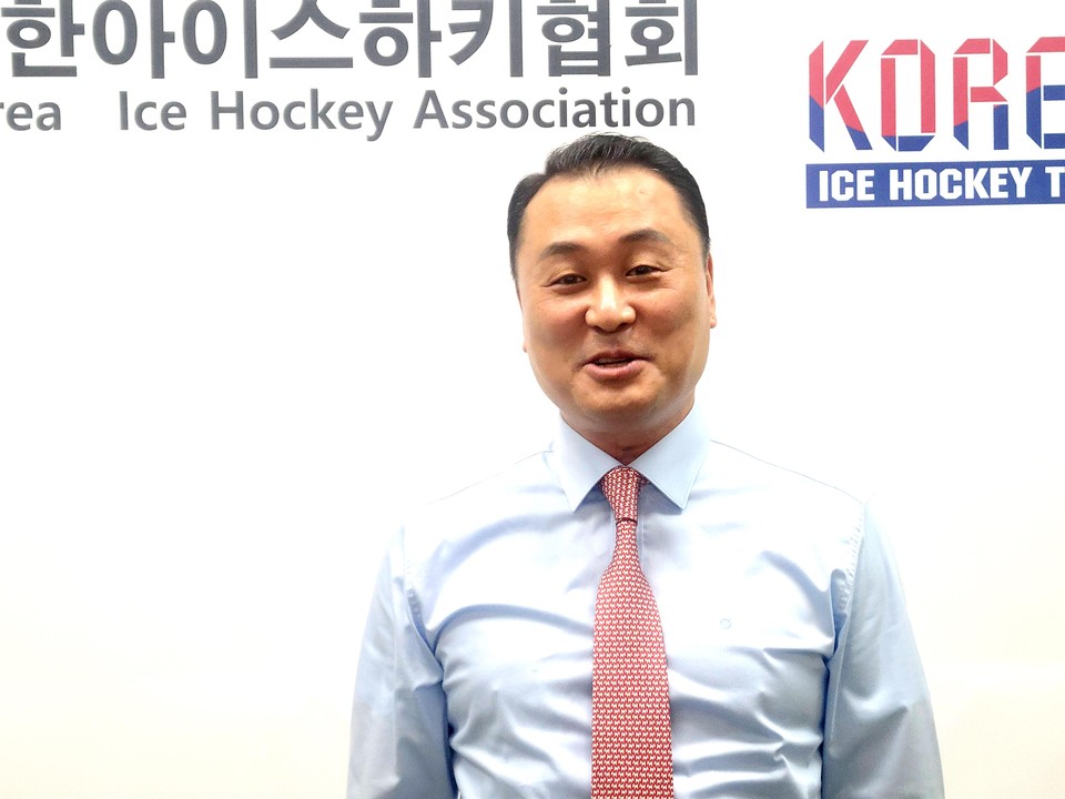 국제아이스하키연맹(IIHF) 여자 세계선수권대회가 2023년 4월 수원에 신설되는 광교링크에서 열린다. 2020년 남자 선수권대회가 2020년 강릉에서 개최된 바 있지만 여자선수권 대회가 열리는 것은 국내 100년 아이스하키 역사상 처음이다. 사진은 세계대회 유치를 이뤄낸 이호진 회장. (사진=김도희 기자)