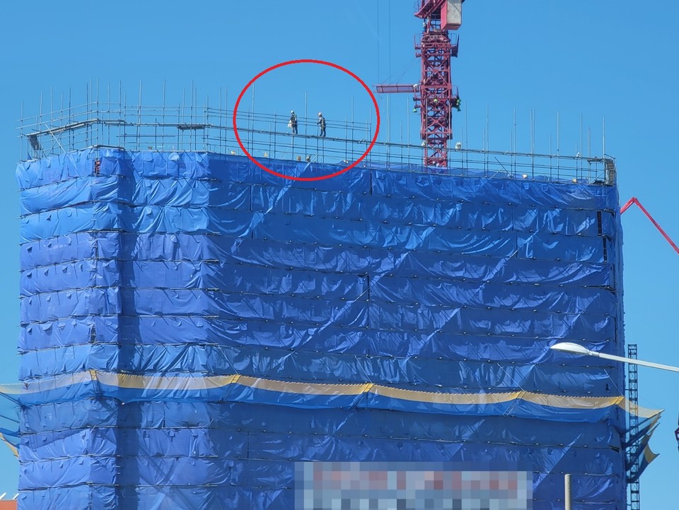 지난 23일 오후 1시40분께 강풍주위보가 발령됐지만, 별다른 안전조치 없이 15층 고층에서 작업을 강행하고 있는 김포지역의 한 건설현장. (사진=박경천 기자)